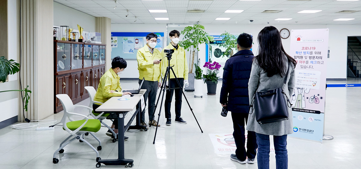 출근하는 전 직원의 발열 상태를 체크하는 모습